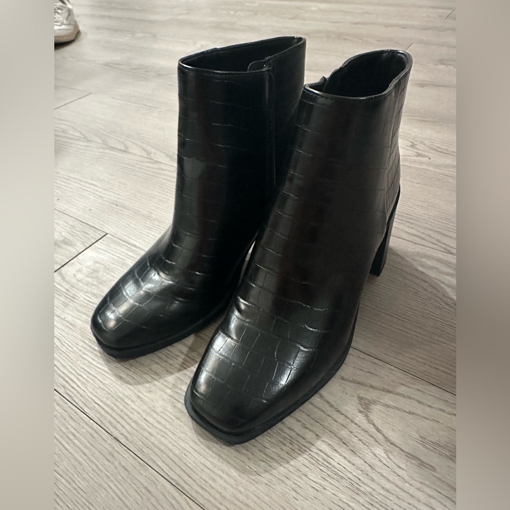 Square foot ankle boots